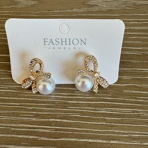 Gold Bow Pearl Stud Earrings - White Pearlescent